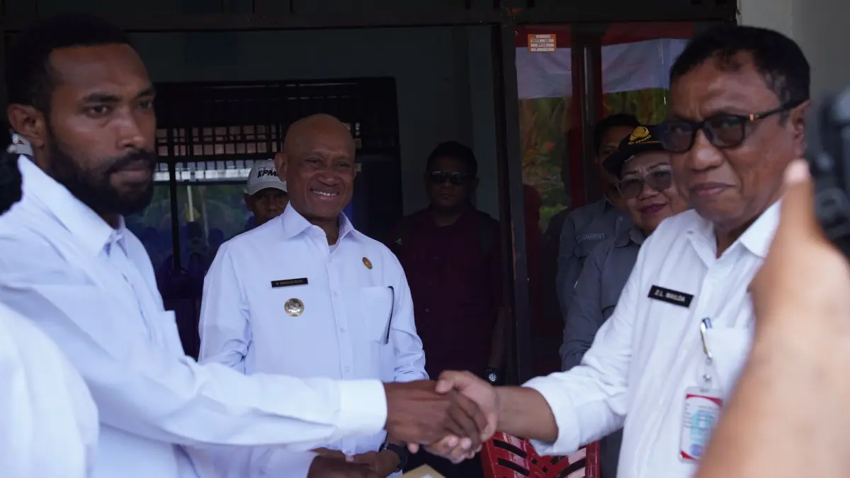 Bupati Biak Numfor Markus Oktovianus Mansnembra saat menyaksikan Pj Sekda Zakarias Mailoa menyerahkan SK kepada PPPK di Pulau Pai, Distrik Padaido, Jumat (4/9/2026). &nbsp;(CEPOSONLINE.COM/ISMAIL)