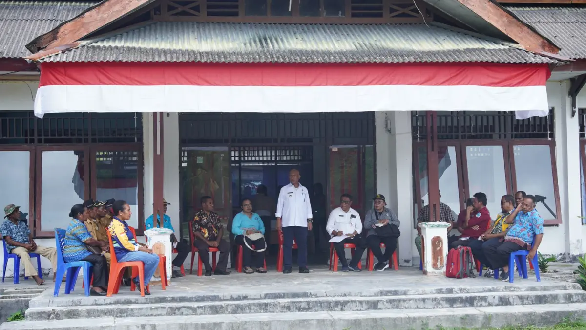 Bupati Biak Numfor saat memberikan arahan kepada warga masyarakat di Pulau Pai Distrik Padaido, didampingi Pj Sekda Zakarias Mailoa, sejumlah Pimpinan OPD, Staf Ahli Bupati dan para asisten. (CEPOSONLINE.COM/ISMAIL)