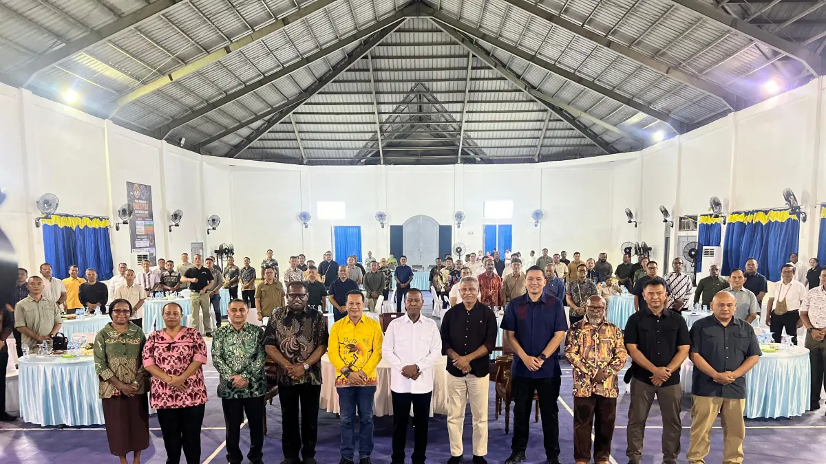 
Gubernur Papua Selatan Apolo Safanpo saat menghadiri Kopi Senja yang digelar Komandan Kodaeral XI di Mako Kodaeral XI, Jumat (4/9/2026) 
(CEPOSONLINE.COM/BIRO UMUM PAPSEL) 