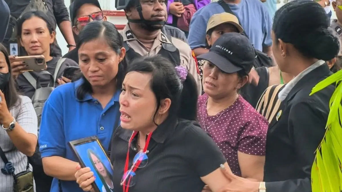 Ibu korban Maria Tasik membawa foto almarhum Celsy saat dipapah keluar dari ruang sidang Pengadilan Negeri Nabire usai mengikuti sidang vonis terhadap ABH di Nabire, Jumat (4/9/2026). ANTARA/Ali Nur Ichsan
