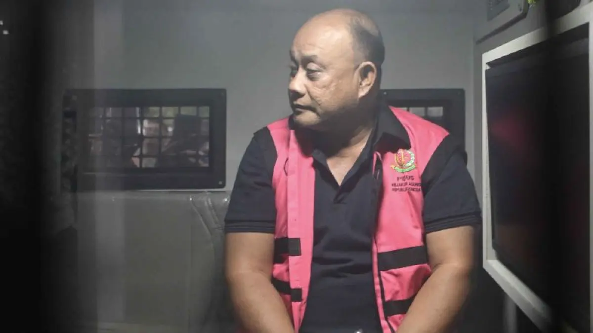 Tersangka dugaan tindak pidana korupsi tata kelola program Makan Bergizi Gratis (MBG) pada Badan Gizi Nasional (BGN) Dadan Hindayana berada di dalam mobil tahanan di Kejaksaan Agung, Jakarta, Rabu (3/6/2026). (Ceposonline.com/ANTARA FOTO/M Risyal Hidayat)