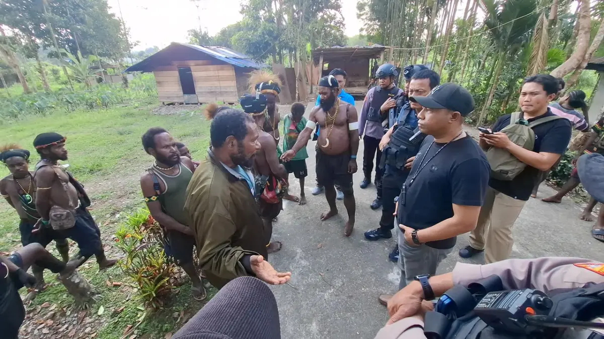 Kapolres Mimika AKBP Alredo Agustinus Rumbiak saat berjalan kaki mendatangi dan berdialog langsung dengan para tokoh adat serta Waimum kelompok bertikai di Distrik Kwamki Narama, Sabtu (5/9/2026). (Foto: CEPOSONLINE.COM/POLRES MIMIKA).
