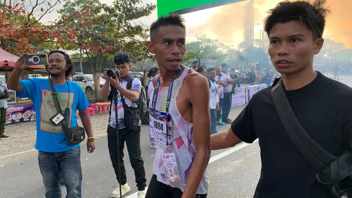 Pelari pertama yang berhasil mencatatkan namanya di garis finish pada lomba lari Mimika City Run 10 kilometer, di garis finish halaman Graha Eme Neme Yauware, Sabtu (5/9/2926). (Foto: CEPOSONLINE.COM/MOH. WAHYU WELERUBUN).&nbsp;