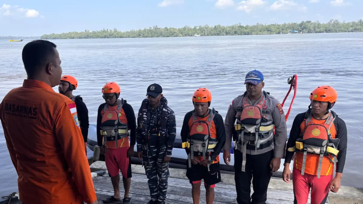 Tim SAR gabungan Pos Pencarian dan Pertolongan Asmat melakukan briefing sesaat sebelum melakukan pencarian korban di Muara Betcbamu, Kabupaten Asmat, Minggu (6/9/2026). (Foto: CEPOSONLINE.COM/SAR TIMIKA)