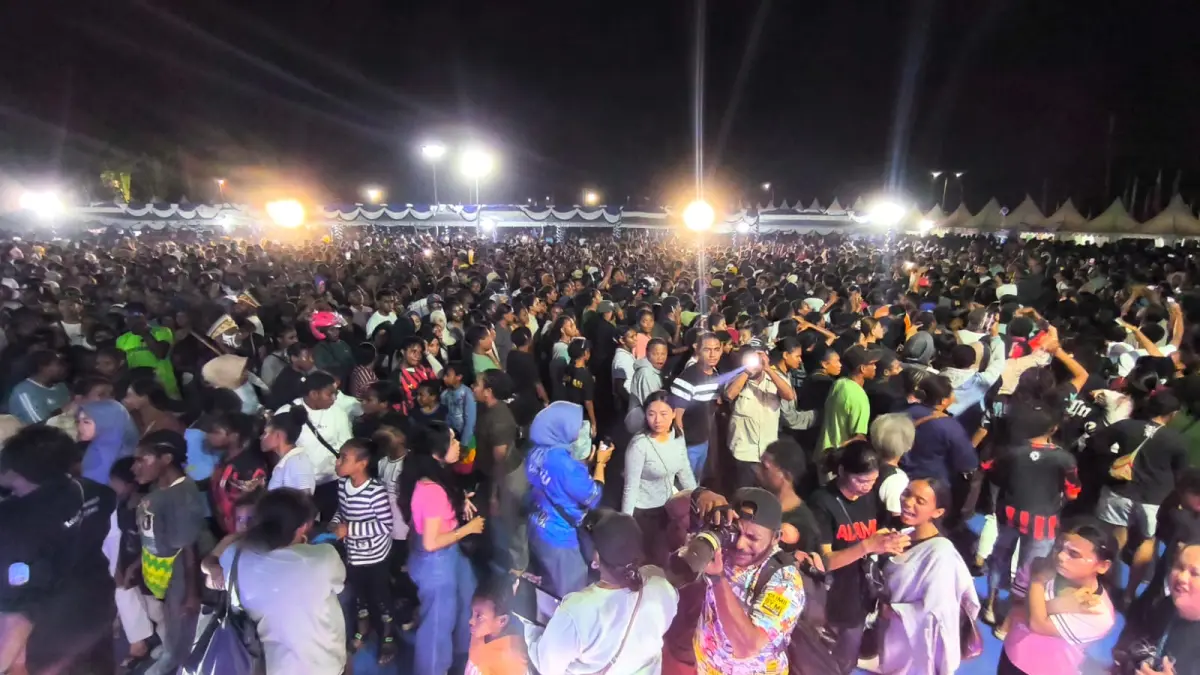 Tumpah ruah pengunjung hadir saat penutupan FDS XV di Pantai Khalkote Distrik Sentani Timur, Sabtu (5/9/2026), malam. (CEPOSONLINE/GAMEL)&nbsp;