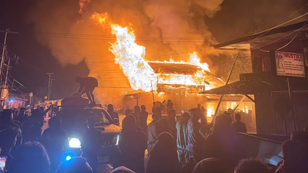 40 Rumah kios di Paniai saat terbakar, Senin (7/9/2026). (CEPOSOONLINE.COM/ISTIMEWA)&nbsp;