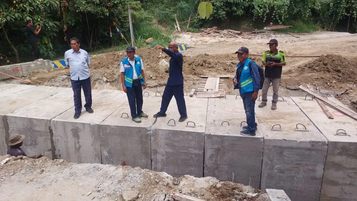 Anggota Komisi IV DPR Papua Alberth Merauje &nbsp;meninjau pekerjaan gorong gorong di jalur Skyland, Senin (7/9/2026) (CEPOSONLINE.COM/KAREL)