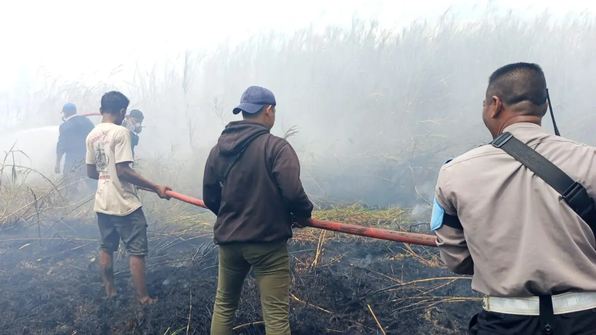 Aparat gabungan bersama masyarakat saat memadamkan Karhutla di Kampung Yabamaru, SP 9 Tanah Miring Merauke, Baru-baru ini
(CEPOSONLINE.COM/ISTIMEWA)&nbsp;