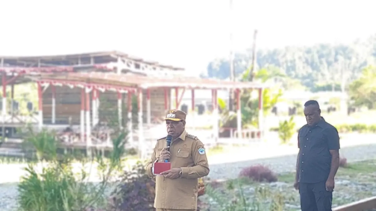 Bupati Yalimo Dr. Nahor Nekwek, S.Pd, MM memimpin apel pagi aparatur sipil negara (ASN) Pemkab Yalimo, di halaman Kantor Bupati Yalimo, Elelim, Senin (7/9/2026). (CEPOSONLINE.COM/PROKOPIM SETDA YALIMO)