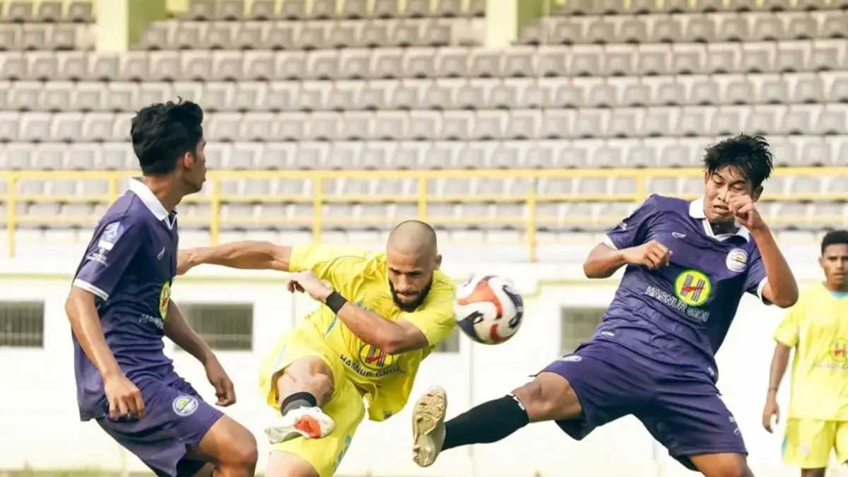 Duel pemain Barito Putera versus Persenus Nusantara di Stadion 17 Mei Banjarmasin pada Minggu (6/9/2026). &nbsp;(CEPOSONLINE.COM/IG BARITO PUTERA)