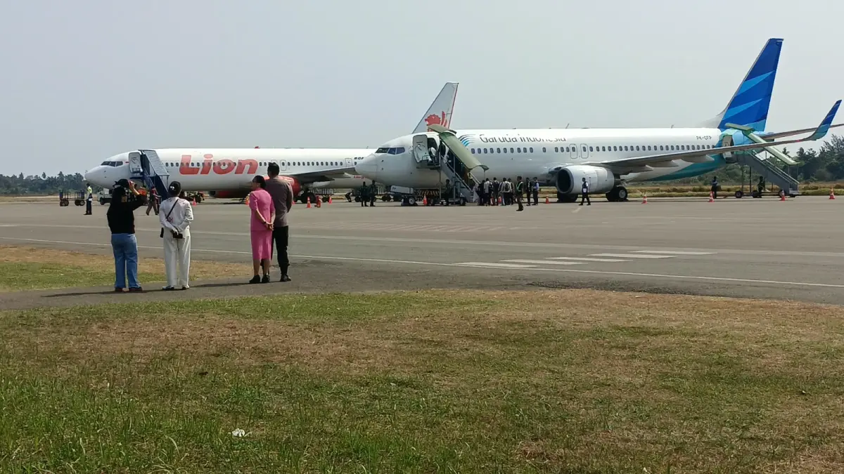 Garuda Indonesia dan Lion Air saat berada di Bandara Mopah Merauke, Senin (7/9/2026)&nbsp;
(CEPOSONLINE.COM/SULO)&nbsp;