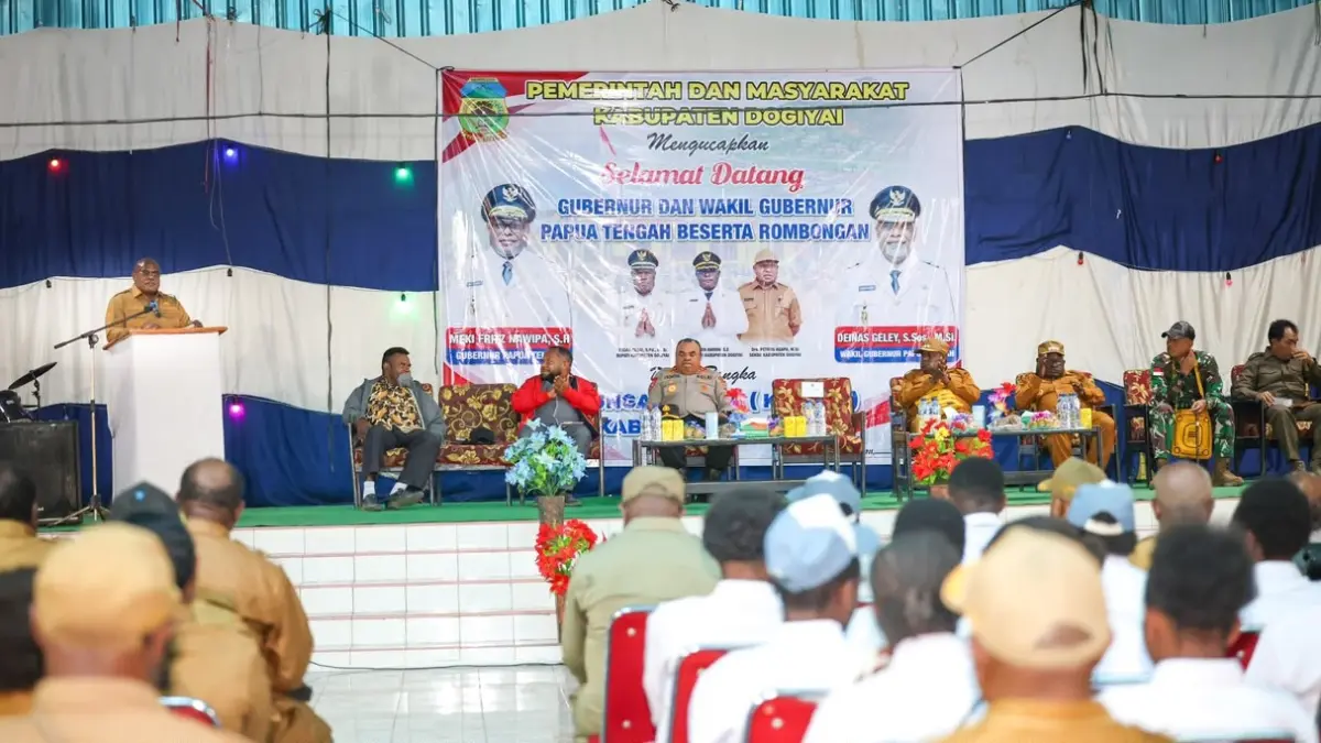 Gubernur Papua Tengah, Meki Nawipa saat bertatap muka dengan masyarakat dan ASN Kabupaten Dogiyai di Aula Digikotu Moanemani, Senin, (7/9/2026). &nbsp;(CEPOSONLINE.COM/HUMAS PEMPROV)&nbsp;
