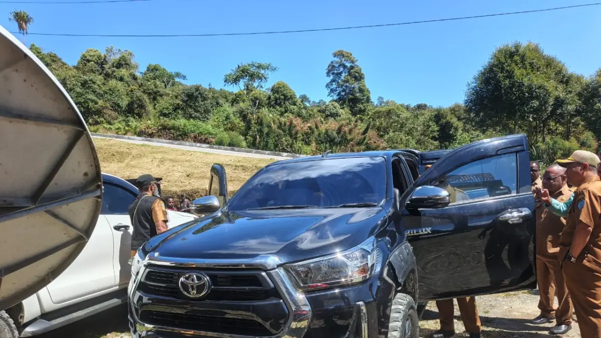 Kendaraan dinas jenis Toyota Hilux Strada dengan nomor polisi DS 8233 ZT yang dikembalikan Kepala Badan Keuangan Provinsi Papua Pegunungan, Noak Tabo, S.IP., M.KP kepada Pemkab Tolikara melalui Sekda Tolikara, Dr. Yosua Noak Douw, S.Sos., M.A., di halaman Kantor Bupati Tolikara, Igari Senin (7/9/2026) (CEPOSONLINE.COM/DISKOMDIGI TOLIKARA)&nbsp;