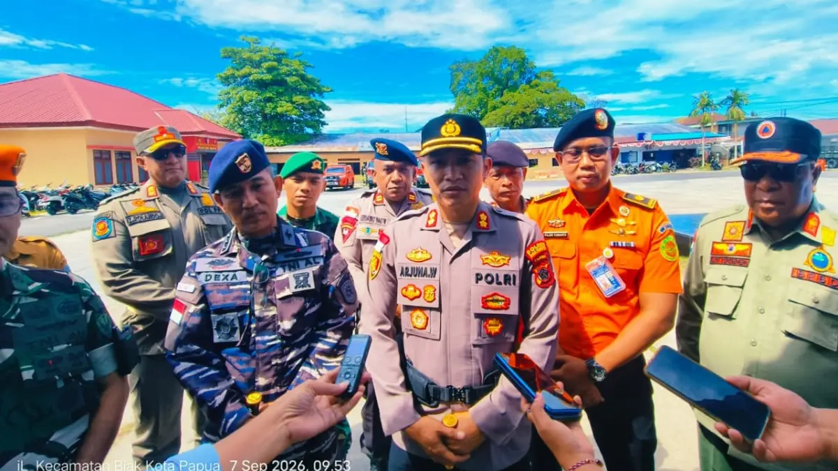 Kapolres Biak Numfor AKBP Arjuna Wijaya, dan jajaran pasukan Gabungan Karhutla Biak Numfor, memberikan keterangan pers, Senin (7/9/2026).
(Ceposonline.com/Ismail)