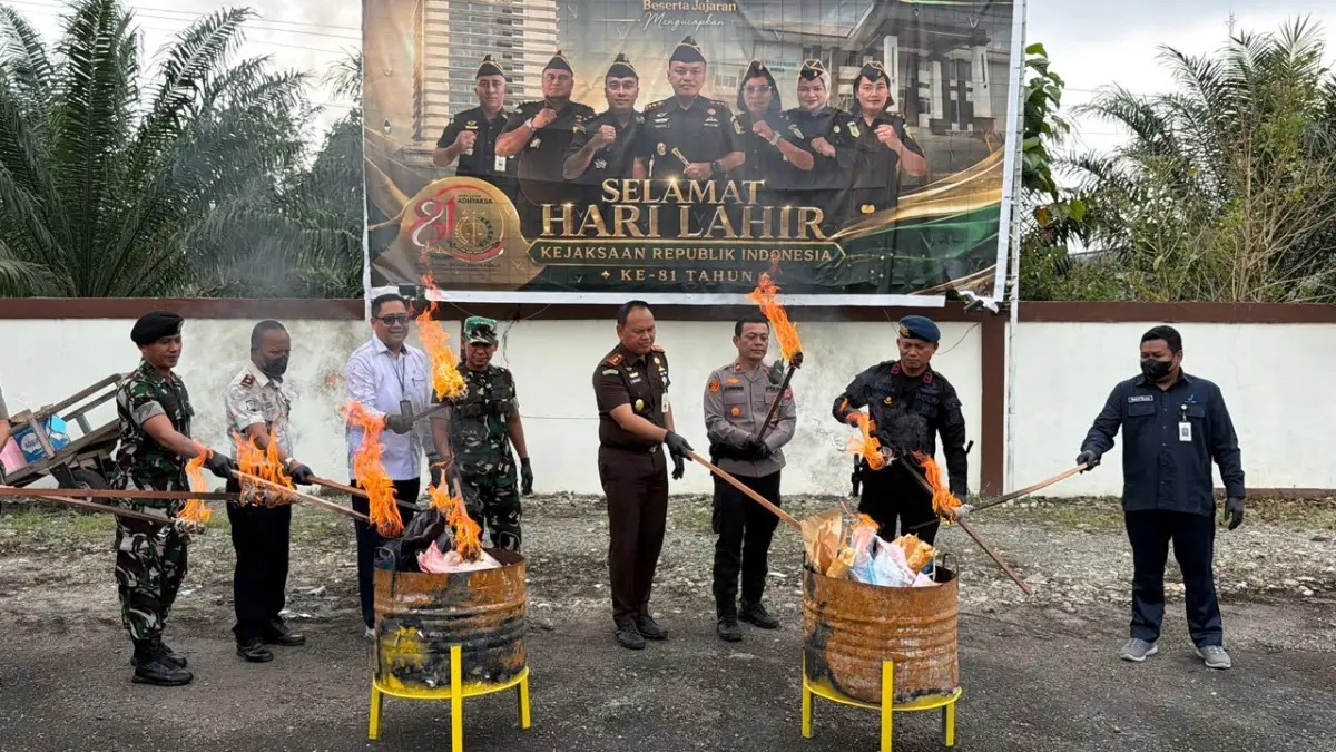Kepala Kejaksaan Negeri Mimika Dr. I Putu Eka Suyantha memimpin &nbsp;pemusnahan barang bukti narkotika dan obat-obatan terlarang di Halaman Kantor Kejari Mimika, Senin (7/9/2026). (CEPOSONLINE.COM/ Istimewa)