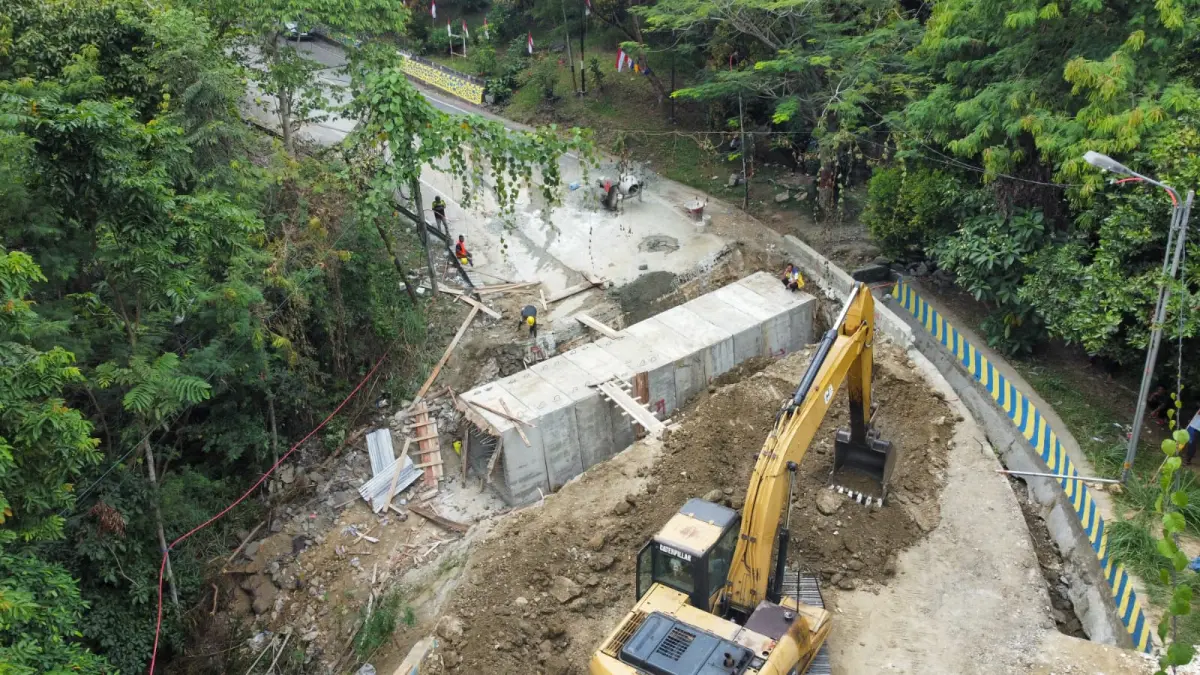 Kondisi terkini di kawasan Skyland tepatnya di Tugu Theys, Pengerjaan Box Culvert masih berlangsung, Senin (7/9/2026).
(CEPOSONLINE.COM/Dok.BPJN)