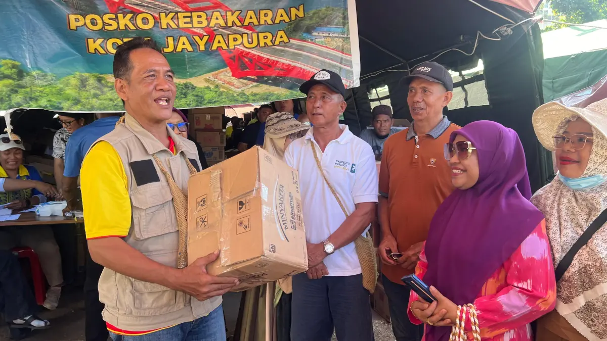 
Penyerahan bantuan secara simbolis oleh Sekretaris KKSS, Linus Pasarang kepada Dinas Sosial Kota Jayapura di posko kebakaran, di Kampung Nelayan Mandala, Dok V, Distrik Jayapura Utara, pada Minggu (6/9/2026). (CEPOSONLINE.COM/ERIANTO).