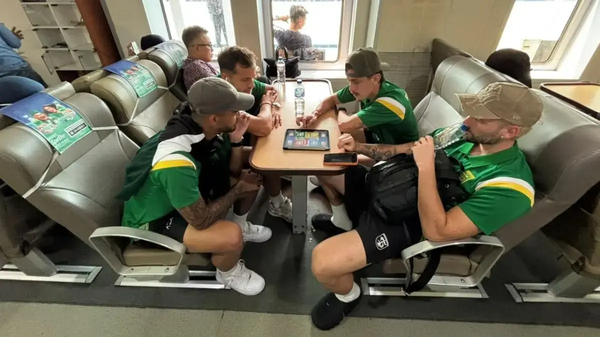 Rombongan Persebaya Surabaya harus menempuh perjalanan darat, laut, dan kereta untuk kembali ke Surabaya setelah penerbangan dari Lampung terdampak erupsi Gunung Anak Krakatau. (Dok. Persebaya)
