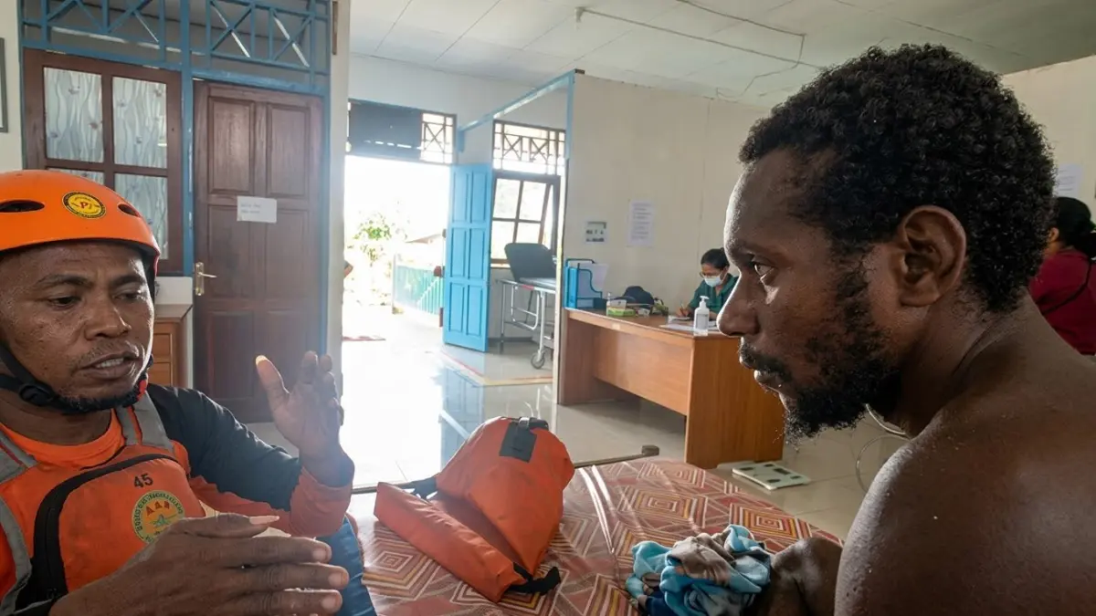 Sabastian Kamur saat ditemui anggota SAR Pos Pencarian dan Pertolongan Asmat di Puskesmas Yow, Kabupaten Asmat, Provinsi Papua Selatan. (CEPOSONLINE.COM/SAR Timika).