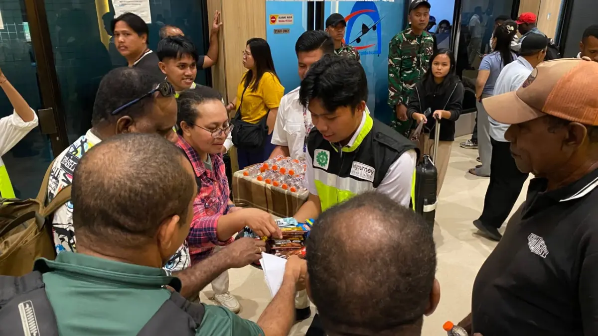 Terlihat para petugas Bandara Sentani, membagikan makanan ringan beserta air minum kepada para penumpang yang terdampak gangguan penerbangan, Senin (7/9/2026).
(CEPOSONLINE.COM_ANGKASA PURA)