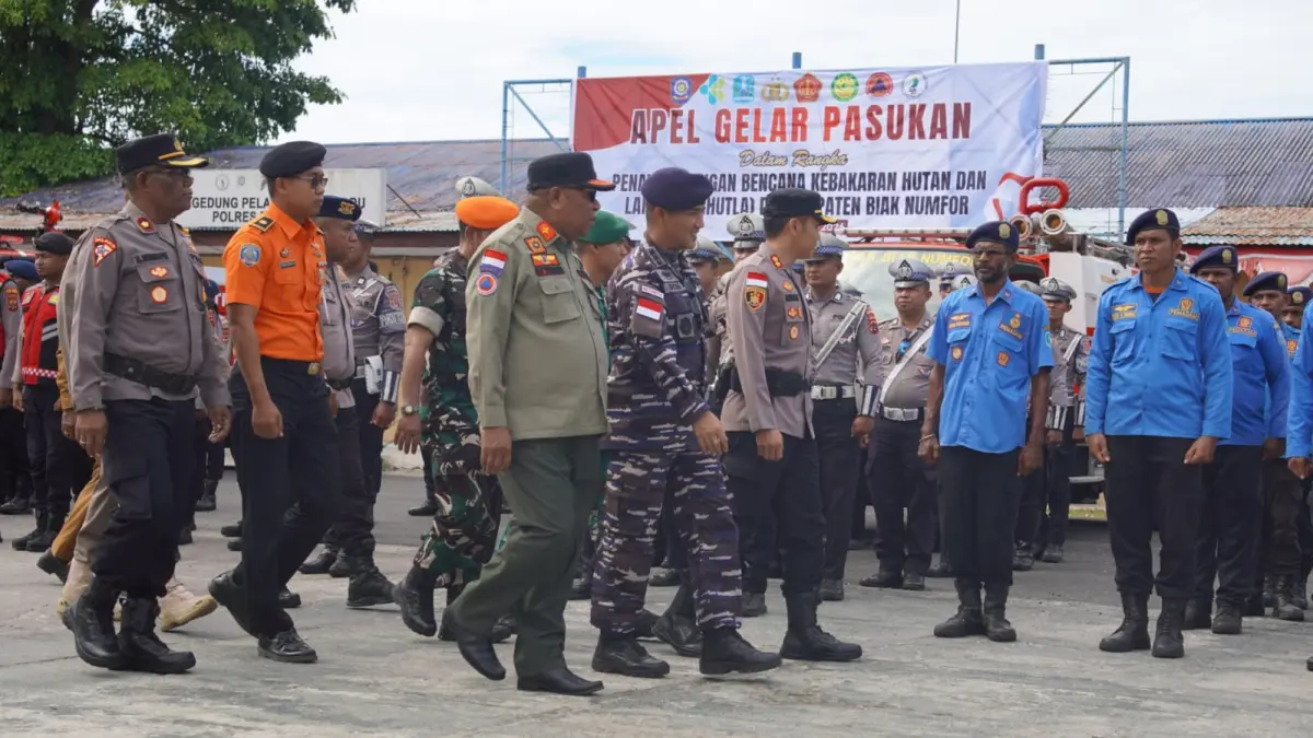 Kapolres Biak Numfor AKBP Arjuna Wijaya, SIK didampingi Ketua Satgas Karhutla Lot Yensenem dan jajaran personel Gabungan penanggulangan Karhutla di Biak saat meninjau pasukan pada apel gelar pasukan penanggulangan Karhutla, Senin (7/9/2026).&nbsp;
(Ceposonline.com/Ismail)