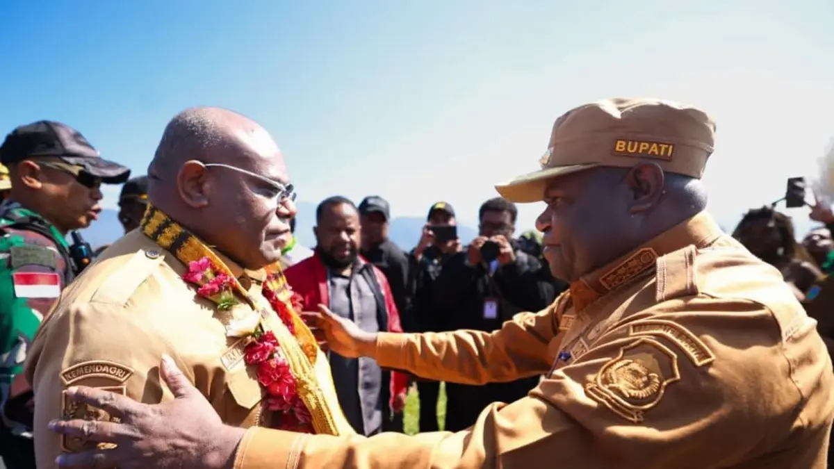 Gubernur Papua Tengah, Meki Nawipa disambut Bupati Dogiyai, Yudas Tebai saat tiba di bandara Moanemani, Senin, (7/9/2026). (CEPOSONLINE.COM/HUMAS PEMPROV)&nbsp;