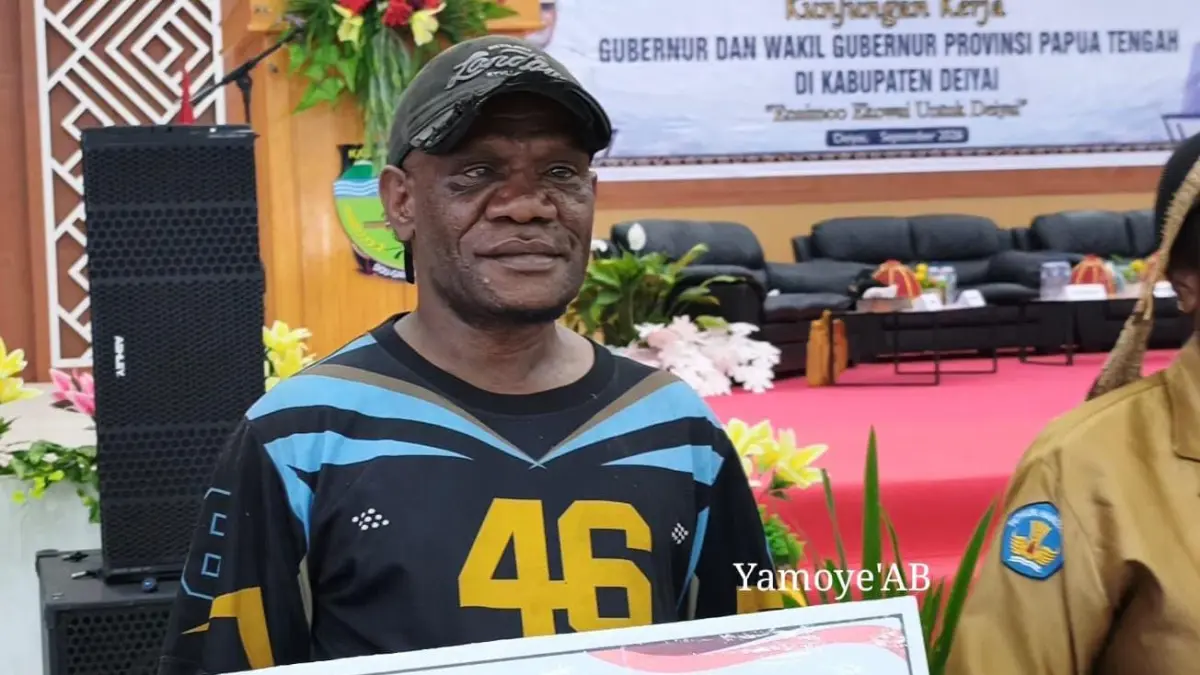 Ketua pembangunan Gereja Katolik Damabagata saat menerima uang tunai senilai 5 miliar dari Gubernur Papua Tengah di aula kantor Bupati Deiyai, Selasa, (8/9/2026). (CEPOSONLINE.COM/HUMAS PEMPROV)&nbsp;