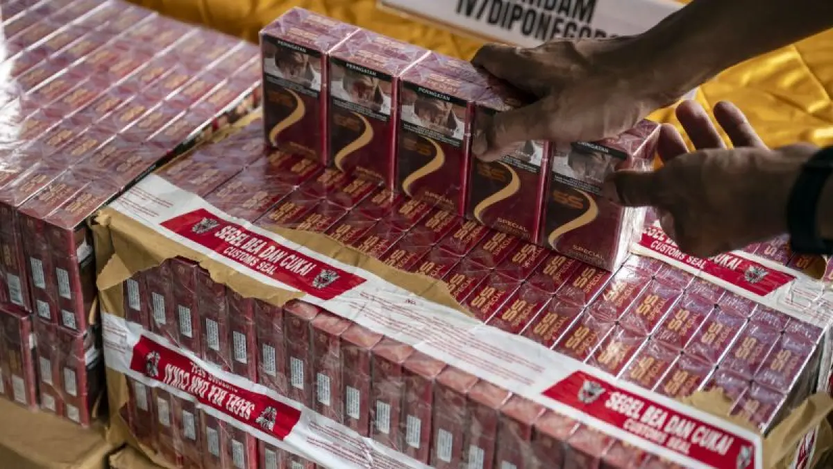 Petugas Bea Cukai menata barang bukti rokok ilegal saat pengungkapan kasus penyelundupan batang rokok ilegal di Semarang, Jawa Tengah, Senin (7/9/2026).(CEPOSONLINE.COM/ANTARA FOTO/Aprillio Akbar)