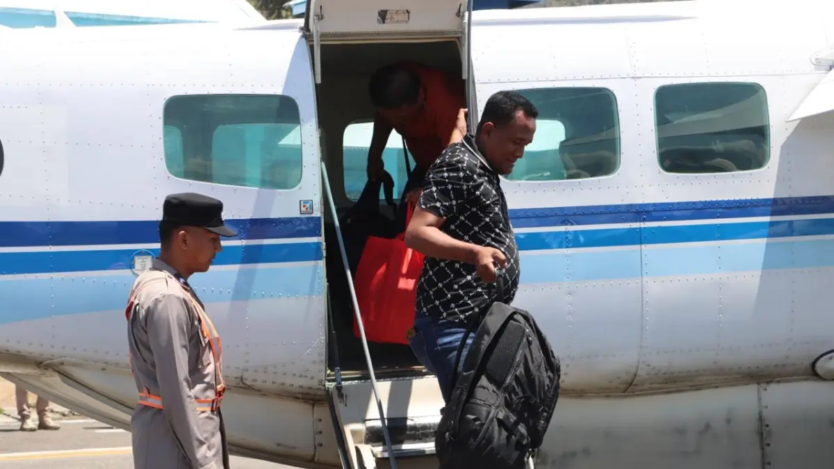Tim Laboratorium Forensik (Labfor) dan Disaster Victim Identification (DVI) &nbsp;dari Polda Papua saat tiba di Paniai dan disambut oleh Jajaran Pimpinan Polres Paniai. (CEPOSONLINE.COM/KAPOLRES PANIAI FOR CEPOS)&nbsp;