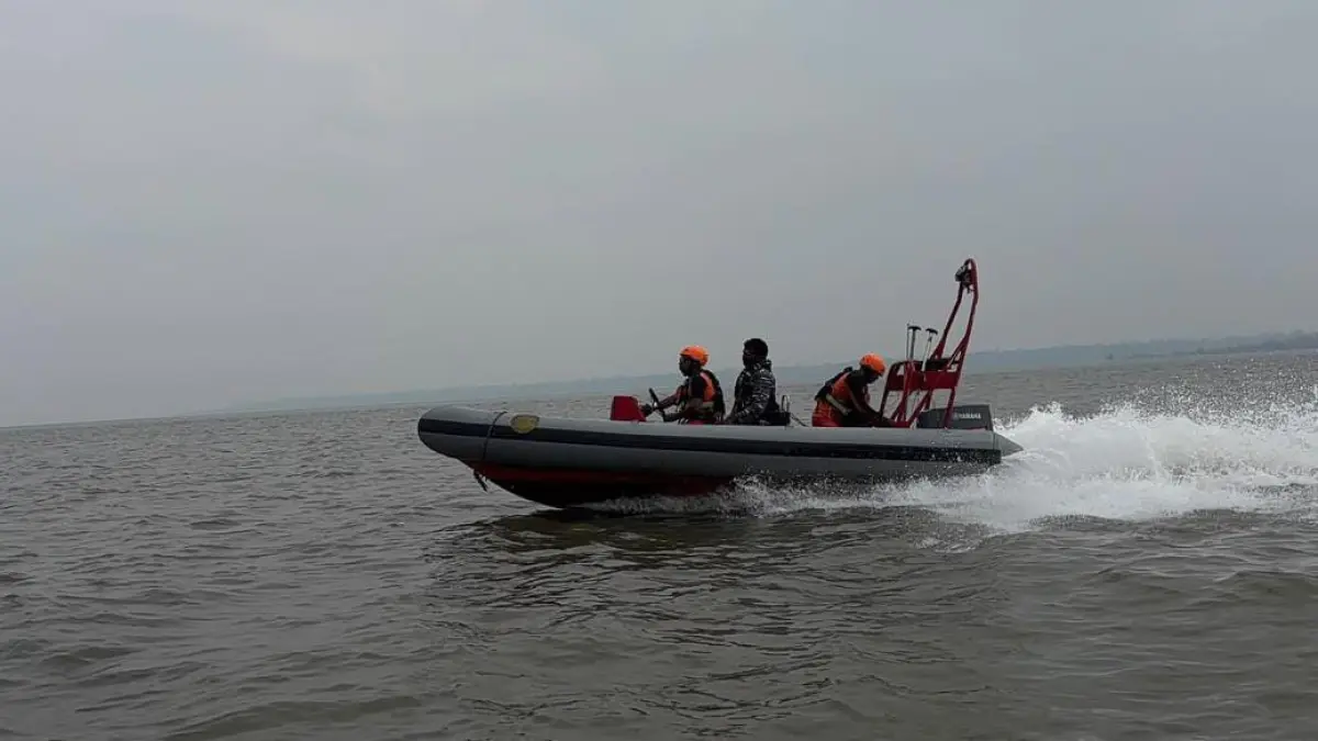 Tim SAR gabungan melakukan pencarian terhadap para korban tenggelamnya perahu ketinting di Asmat, Papua Selatan yang masih belum ditemukan. (Foto: CEPOSONLINE.COM/SAR TIMIKA).