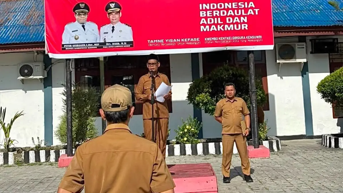 Wakil Bupati Keerom, Daud saat memimpin apel di halaman Kantor Bupati Keerom, Senin (7/9/2026). (CEPOSONLINE.COM/ISTIMEWA)