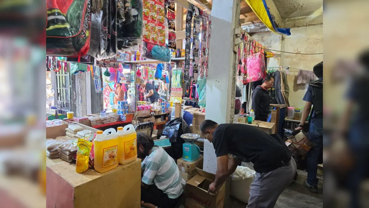Anggota Gabungan dari Sat Narkoba dan Opsnal Reskrim Polres Jayawijaya Saat melakukan pengeledahan sejumlah ruko di pasar misi Wouma. Rabu (9/9/2026) Foto Deni Ceposonline.com
