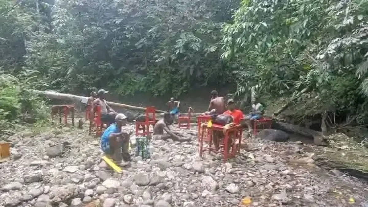 Foto warga kamenawari Distrik Pantai Barat Kabupaten Sarmi saat mengangkut meja kursi sekolah dengan menempuh jalan kaki,Selasa(8/9/2026)
(CEPOSONLINE.COM/FOTO ISTIMEWA)