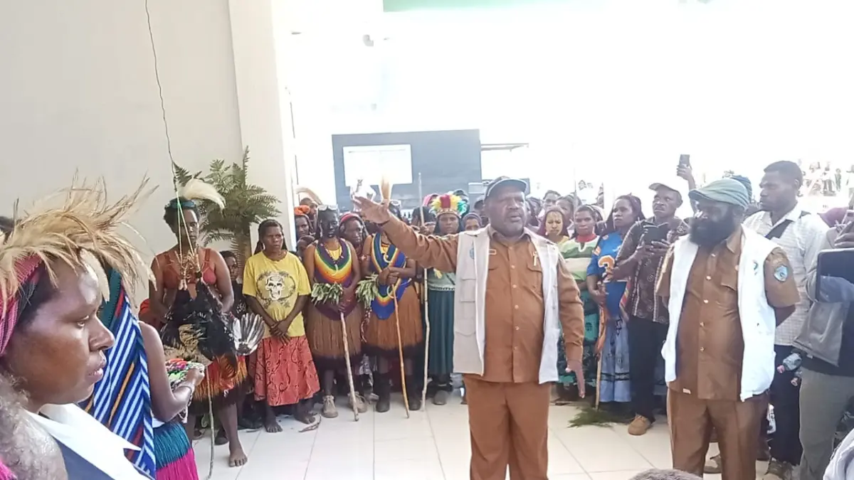 Kepala Dinas Kesehatan Kabupaten Tolikara, Elius Enembe, S.Kep, M.Kes, saat meresmikan Puskesmas Telenggeme di Distrik Telenggeme Senin, (7/9/2026)