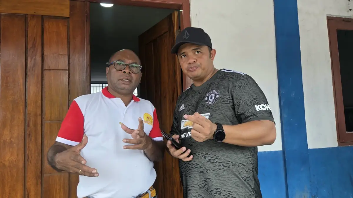 Kepala Komnas HAM Perwakilan Papua, Frits Ramandey saat berbincang dengan Tim Identifikasi Polda Papua yang sedang mekakukan olah TKP di Kantor Komnas HAM Papua, Rabu (9/9/2026).(CEPOSONLINE.COM/ELFIRA).