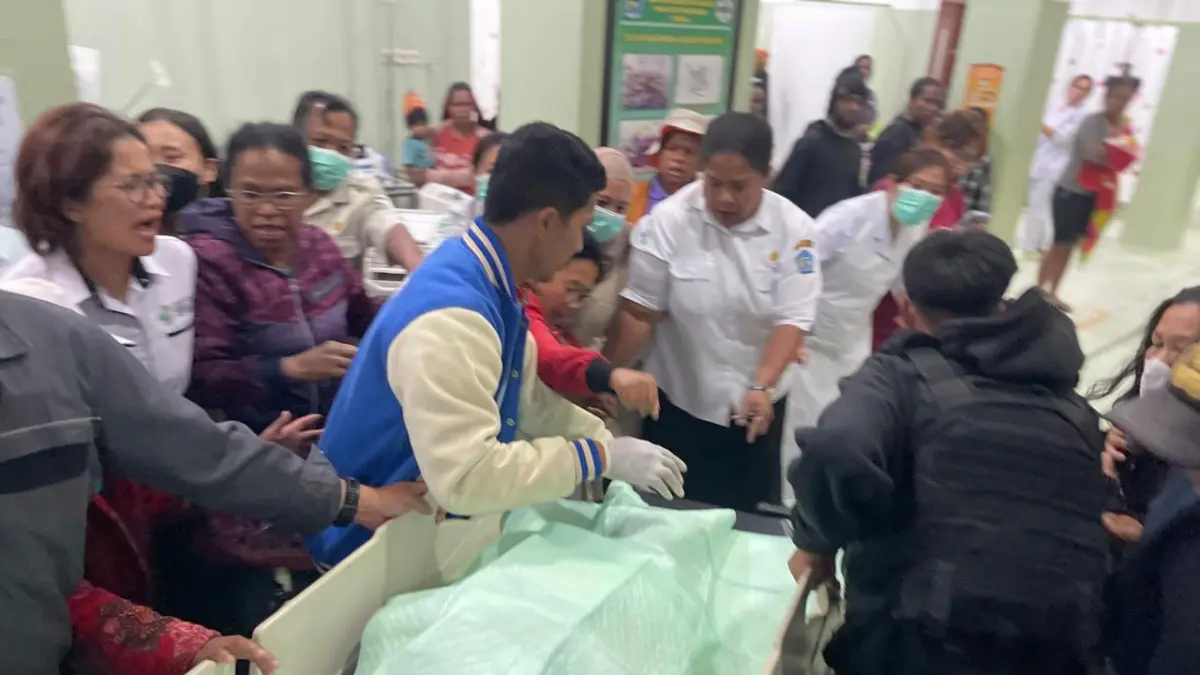 para korban penembakan saat dievakuasi dari IGD Ke ruang jenazah  RSUD Wamena. Rabu (9/9/2026) Foto Deni Ceposonline.com
