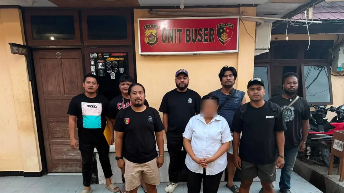 Tim Opsnal Satreskrim Polres Jayapura mengamankan seorang perempuan EW (43), yang diduga terlibat dalam kasus penganiayaan terhadap seorang pelajar berusia 16 tahun hingga meninggal dunia di Kampung Nolokla, Distrik Sentani Timur, Rabu (9/9/2026).(CEPOSONLINE.COM/HUMAS POLRES JAYAPURA)