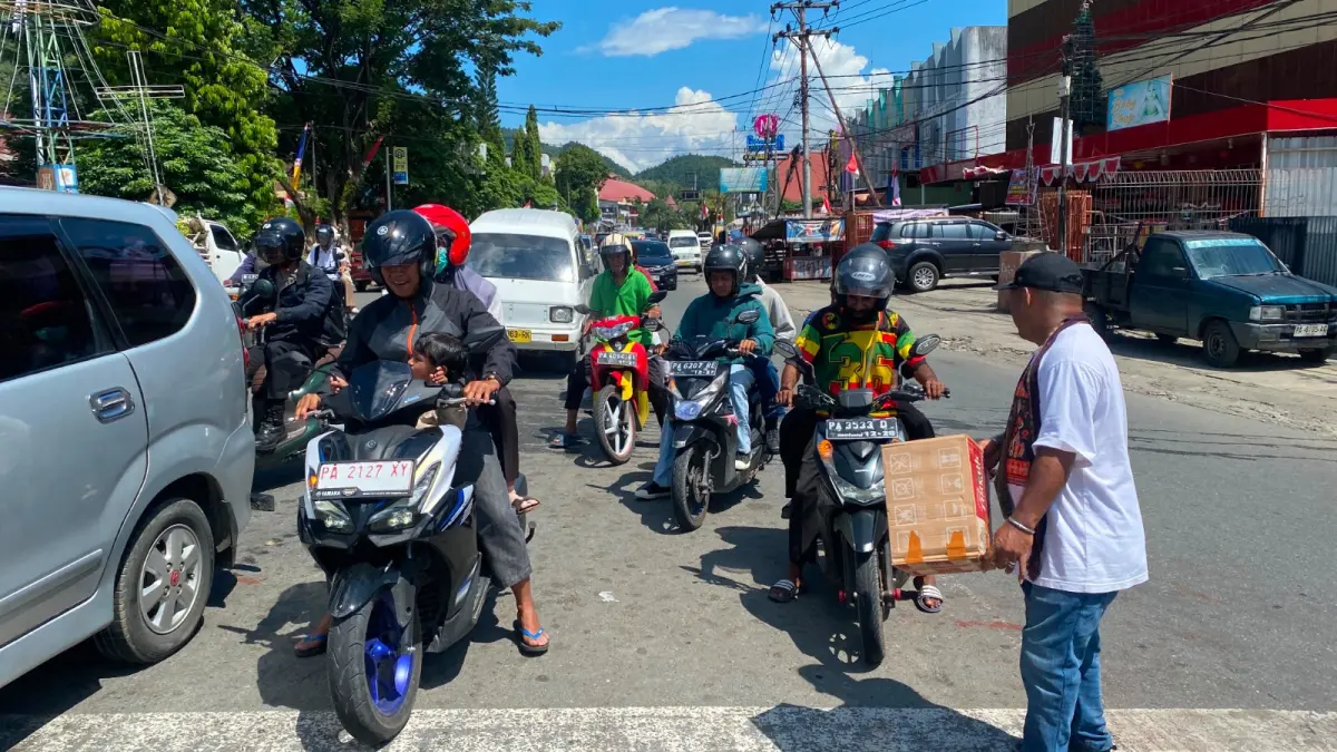 Aksi pengalangan dana yang dilakukan kelompok masyarakat di seputaran lampu merah Abepura belum lama ini. Dinsos Kota Jayapura mengimbau setiap aktifitas pengalangan dana memiliki legalitas dan &nbsp;izin yang jelas dari pihak berwenang.&nbsp;
(Ceposonline.com/Jimianus Karlodi)&nbsp;