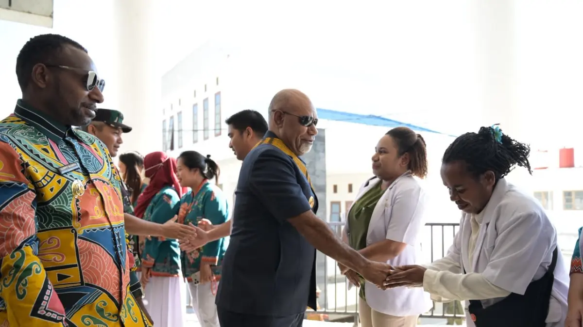 Bupati Paniai, Yampit Nawipa saat mendampingi Wagub Papua Tengah, Deinas Geley melihat &nbsp;pelayanan RSUD Paniai, Kamis, (10/9/2026). (CEPOSONLINE.COM/HUMAS PEMPROV)