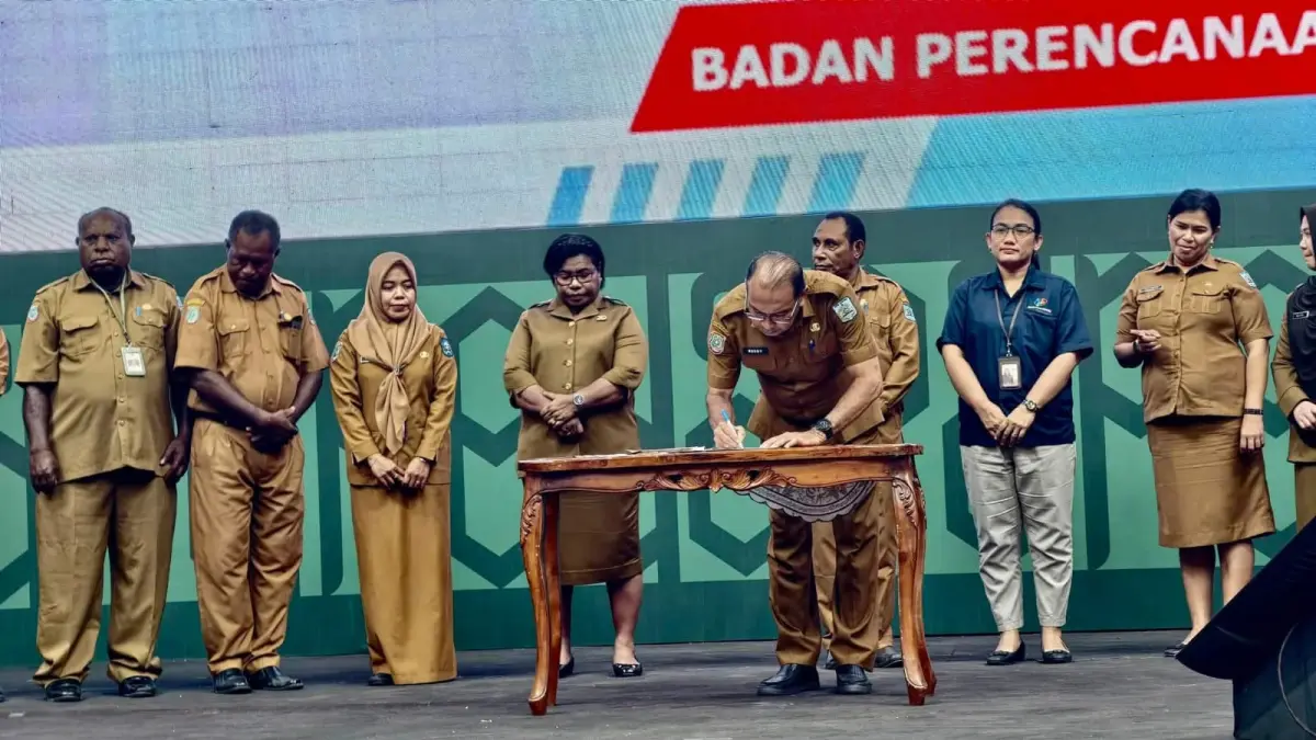 Kepala BPS Kota Sorong Tri Rotua M. Siagian, S.Pt., M.M., serta sejumlah pimpinan OPD, kepala distrik, kepala kelurahan, perwakilan BPS, dan para admin/operator data di lingkungan Pemerintah Kota Sorong.