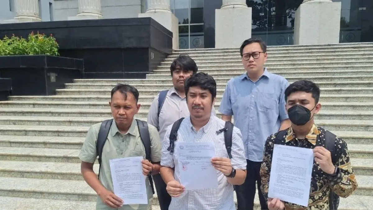 Koalisi masyarakat sipil untuk reformasi sektor keamanan menyerahkan surat permohonan percepatan pengucapan putusan uji materiil Undang-Undang TNI di Gedung Mahkamah Konstitusi, Jakarta, Rabu (9/9/2026). (CEPOSONLINE.COM/ANTARA/Laily Rahmawaty)