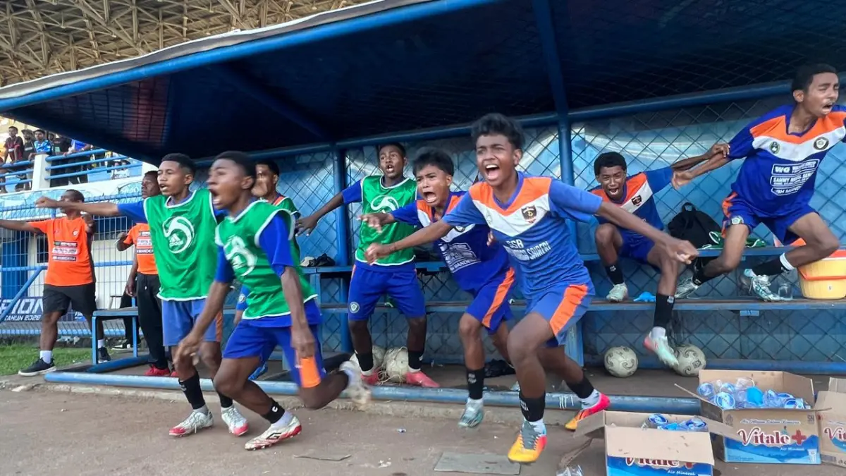 Pemain Serui Football Academy saat merayakan kemenangan mereka di Stadion Barnabas Youwe Sentani, Rabu (9/9/2026).(CEPOSONLINE.COM/ERIANTO).