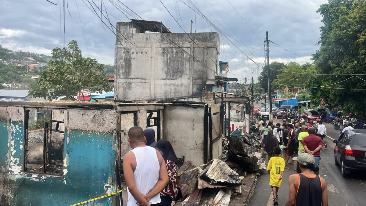 Rumah warga di Dok IX Ludes yang terbakar, Kamis (10/9/2026) dini hari. (CEPOSONLINE.COM/PENDAM XVIII/Cenderawasih)&nbsp;