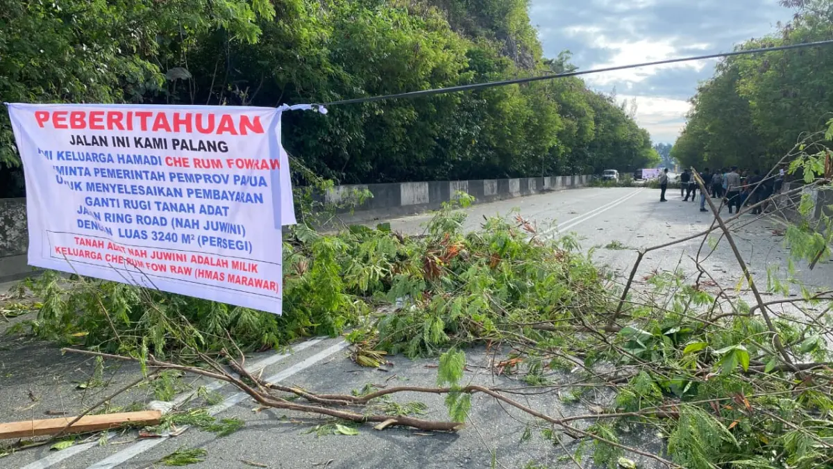 Situasi di jalan Raya Ringroad, menunjukkan badan jalan diblokir menggunakan rintangan ranting pepohonan, batang kayu, Kamis (10/9/2026). (CEPOSONLINE/JIMI) 
