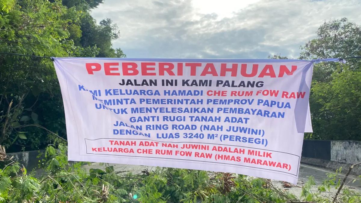 Situasi Jalan Raya Ring Road Hamadi-Abepura yang diblokir menggunakan ranting pepohonan dan batang kayu oleh warga, Kamis (10/9/2026). Pemalangan dilakukan sebagai bentuk tuntutan penyelesaian ganti rugi tanah adat.(CEPOSONLINE.COM/JIMI)