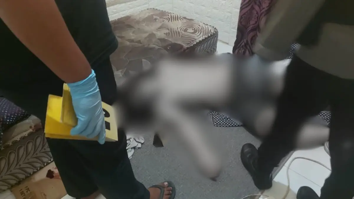 Tim Satuan Reskrim Polres Mimika melakukan olah TKP dugaan pembunuhan seorang warga di Jalan Kelimutu, Timika, Papua Tengah. (CEPOSONLINE.COM/POLRES MIMIKA)