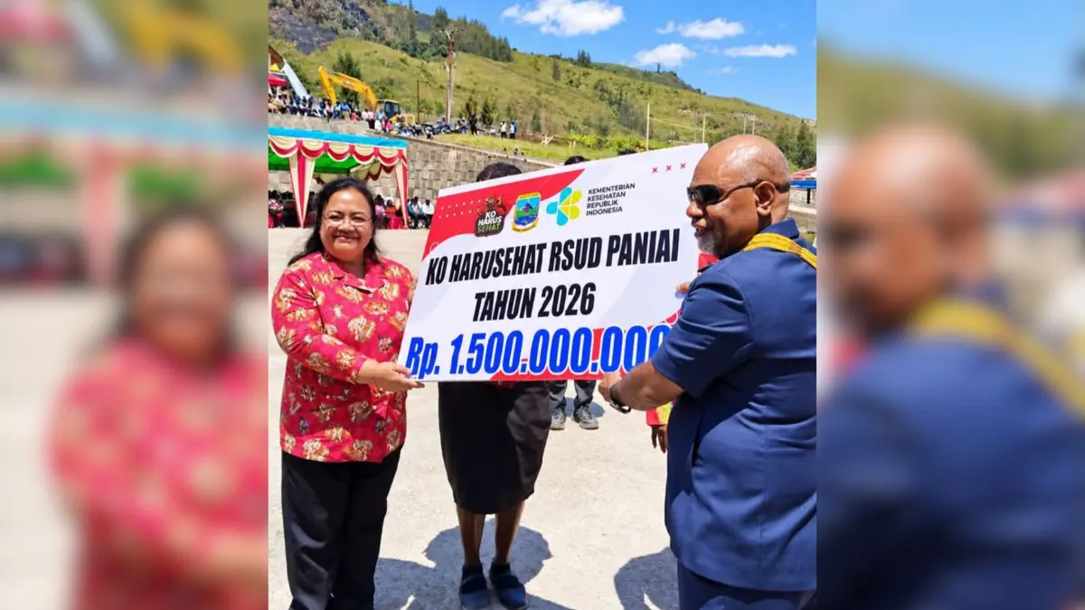 Wakil Gubernur Papua Tengah, Deinas Geley saat menyerahkan bantuan tunai Rp1,5 M secara simbolis kepada perwakilan tenaga nakes di Kantor Bupati Paniai, Kamis, (10/9/2026). (CEPOSONLINE.COM/ABETH YOU)