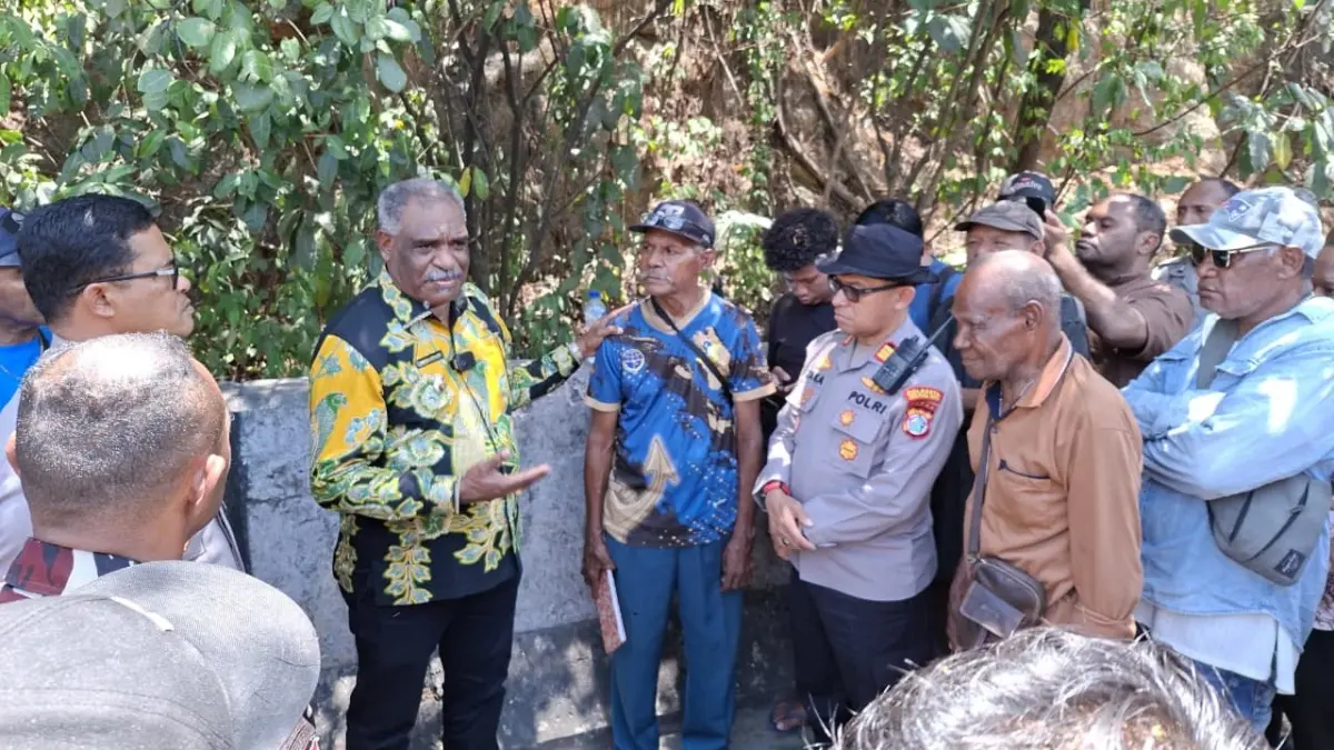Wali Kota Jayapura, Abisia Rollo bersama pemilik ulayat saat buka palang di Jalan Ring Road, Kamis (10/9/2026).(CEPOSONLINE.COM/TAKIM).