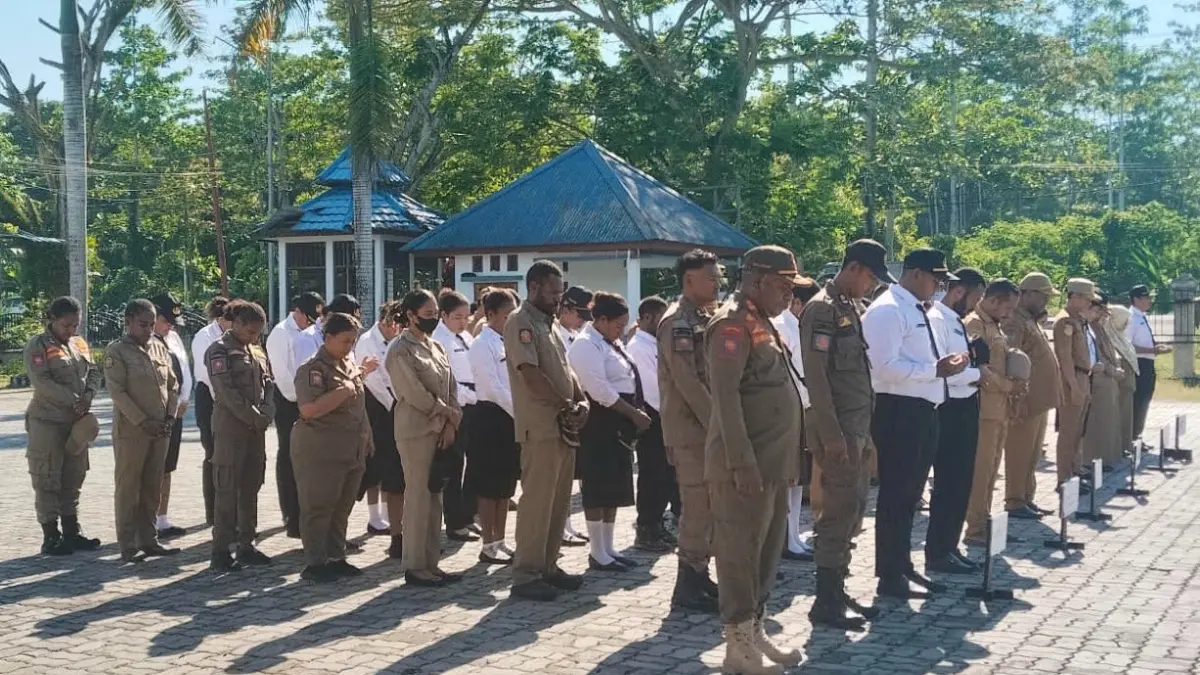ASN Kabupaten Keerom saat mengikuti apel di halaman Kantor Bupati Keerom beberapa waktu lalu. (CEPOSONLINE/ERIANTO)