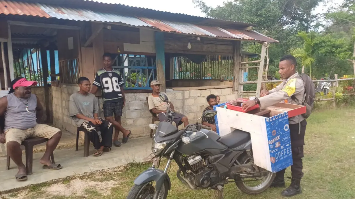 Bhanbinkamtibmas Polsek Biak Barat, Brigpol Yance saat menyambangi warga dengan inovasi "Kopi Keliling Muramuma" di Kampung Wardo, Distrik Biak Barat, Kabupaten Biak Numfor, Selasa (8/9/2026).(CEPOSONLINE.COM/HUMAS POLRES BIAK)